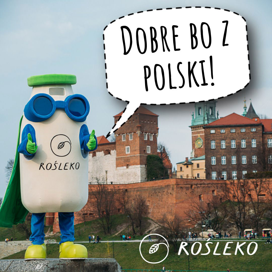 Na fotografii widnieje strój flaszka Rośleko na tle Zamku Królewskiego na Wawelu w Krakowie